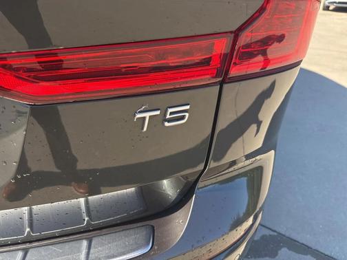 2021 Volvo XC60 T5 Momentum