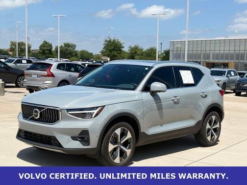 Vapour Gray Metallic 2025 Volvo XC40 B5 Plus Bright Theme