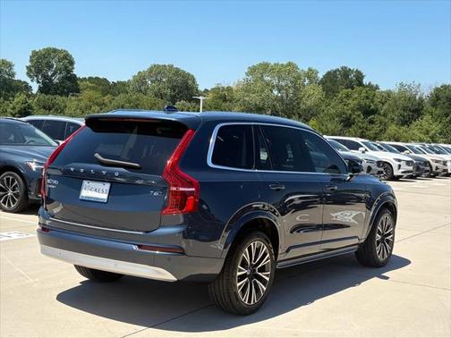2022 Volvo XC90 T6 Momentum