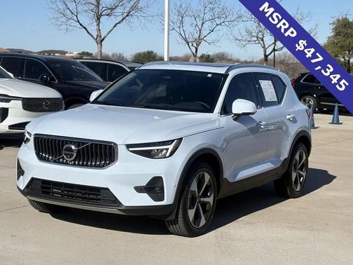 2025 Volvo XC40 B5 Plus Bright Theme