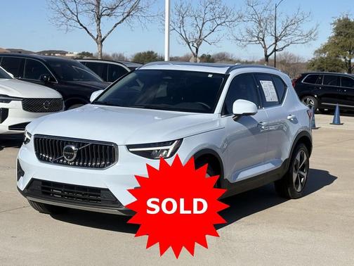 2025 Volvo XC40 B5 Plus Bright Theme