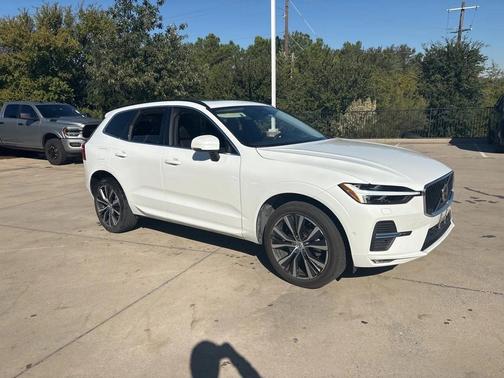 2022 Volvo XC60 B5 Momentum