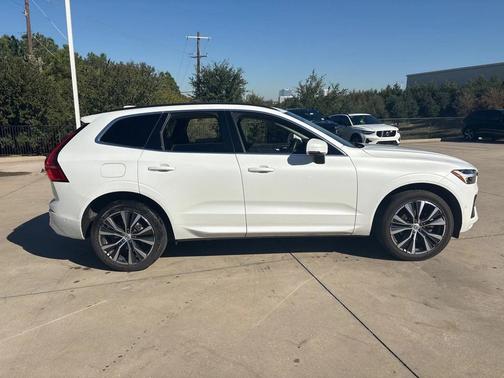 2022 Volvo XC60 B5 Momentum