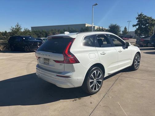 2022 Volvo XC60 B5 Momentum
