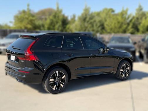 Onyx Black 2027 Volvo XC60 B5 Core
