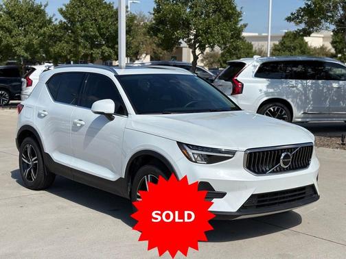 Crystal White Pearl 2025 Volvo XC40 B5 AWD
