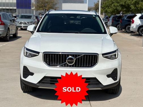 Crystal White Pearl 2025 Volvo XC40 B5 AWD