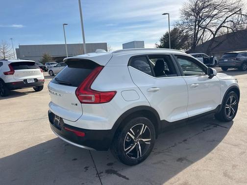 2025 Volvo XC40 B5 AWD