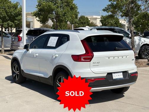 Crystal White Pearl 2025 Volvo XC40 B5 AWD