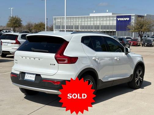 Crystal White Pearl 2025 Volvo XC40 B5 AWD