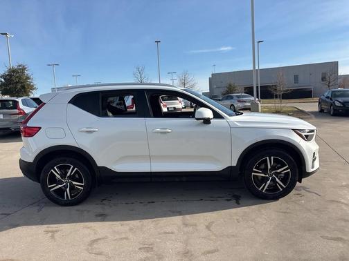 2025 Volvo XC40 B5 AWD