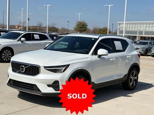 Crystal White Pearl 2025 Volvo XC40 B5 AWD