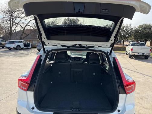 2025 Volvo XC40 B5 AWD