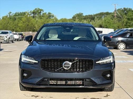 2024 Volvo S60 B5 Plus Dark Theme