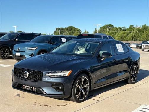 2024 Volvo S60 B5 Plus Dark Theme