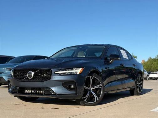 2024 Volvo S60 B5 Plus Dark Theme