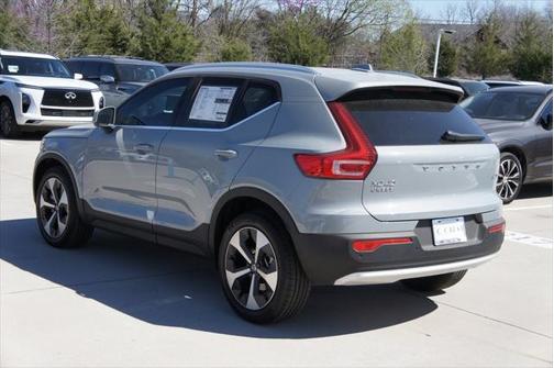 2025 Volvo XC40 B5 Core Bright Theme