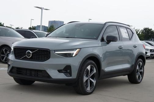 2025 Volvo XC40 B5 Plus Dark Theme