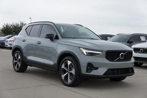 2025 Volvo XC40 B5 Plus Dark Theme