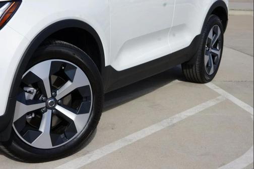 2025 Volvo XC40 B5 Core Bright Theme