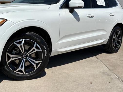 2022 Volvo XC60 B5 Momentum