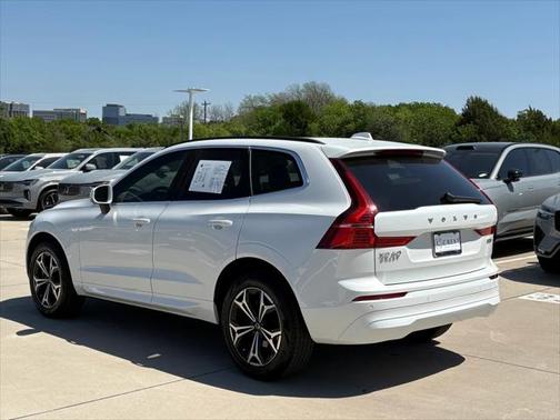 2022 Volvo XC60 B5 Momentum
