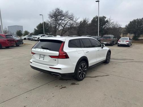 2022 Volvo V60 Cross Country T5