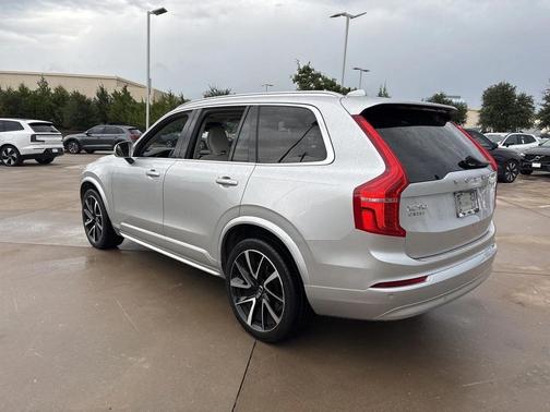 2022 Volvo XC90 T6 Momentum