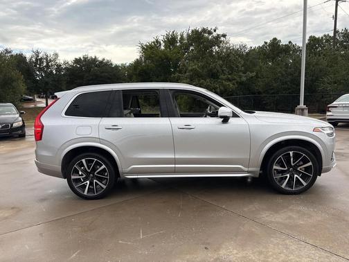 2022 Volvo XC90 T6 Momentum
