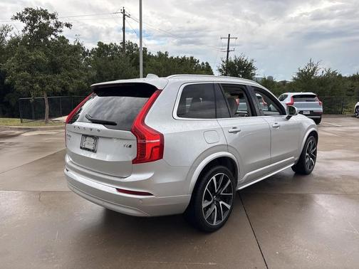 2022 Volvo XC90 T6 Momentum