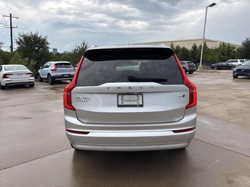 2022 Volvo XC90 T6 Momentum