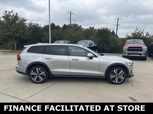 2025 Volvo V60 Cross Country B5 Plus