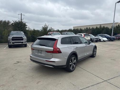 2025 Volvo V60 Cross Country B5 Plus