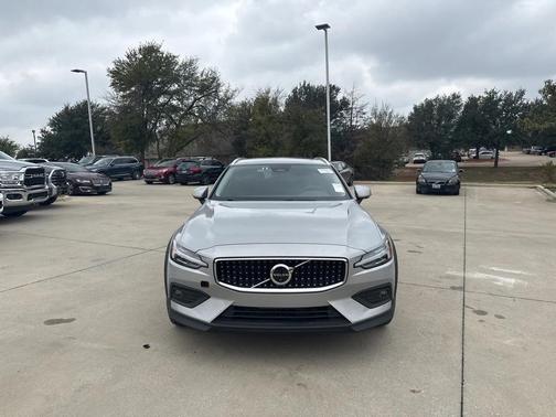 2025 Volvo V60 Cross Country B5 Plus