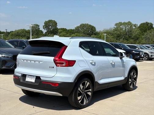 2025 Volvo XC40 B5 Ultra Bright Theme