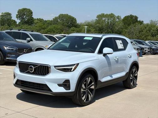 2025 Volvo XC40 B5 Ultra Bright Theme