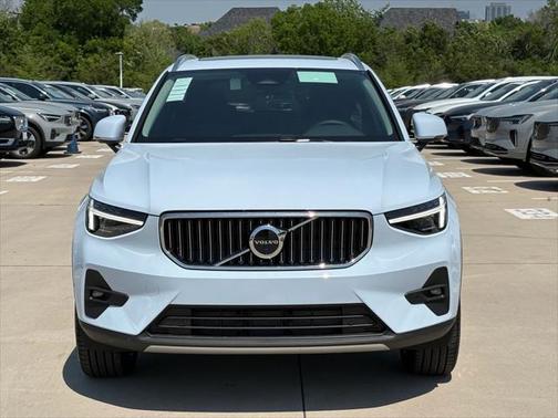 2025 Volvo XC40 B5 Ultra Bright Theme