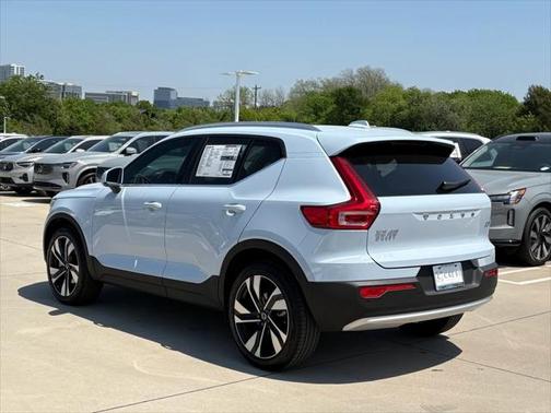 2025 Volvo XC40 B5 Ultra Bright Theme