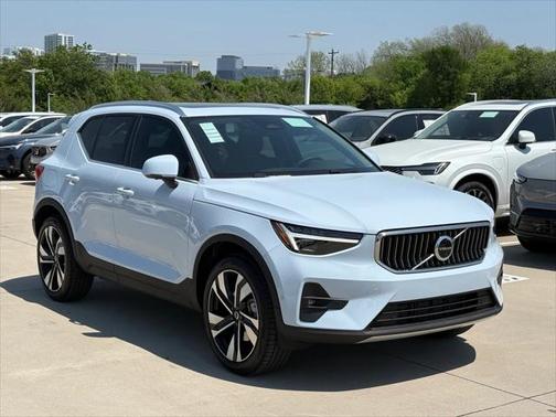 2025 Volvo XC40 B5 Ultra Bright Theme