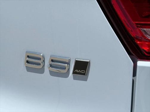 2025 Volvo XC40 B5 Ultra Bright Theme