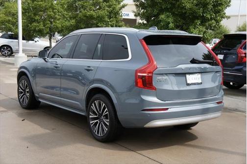 2022 Volvo XC90 T6 Momentum