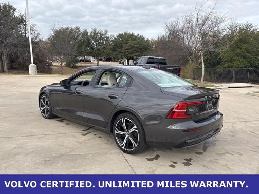 2023 Volvo S60 B5 Plus Dark Theme