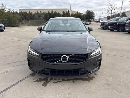 2023 Volvo S60 B5 Plus Dark Theme