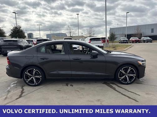 2023 Volvo S60 B5 Plus Dark Theme