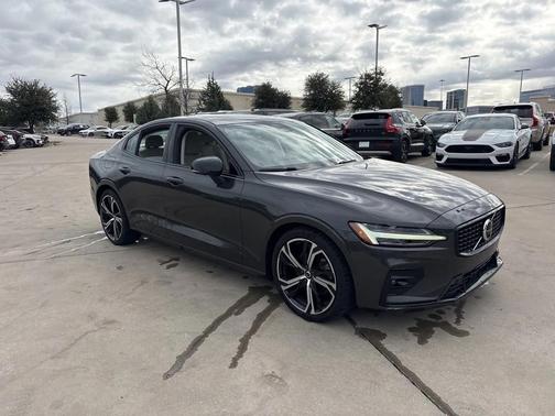 2023 Volvo S60 B5 Plus Dark Theme