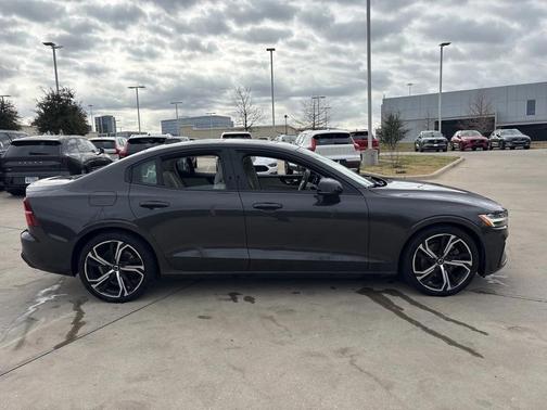 2023 Volvo S60 B5 Plus Dark Theme