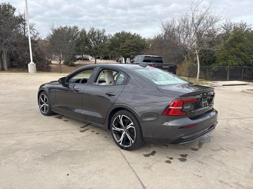 2023 Volvo S60 B5 Plus Dark Theme