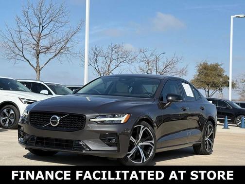 2023 Volvo S60 B5 Plus Dark Theme