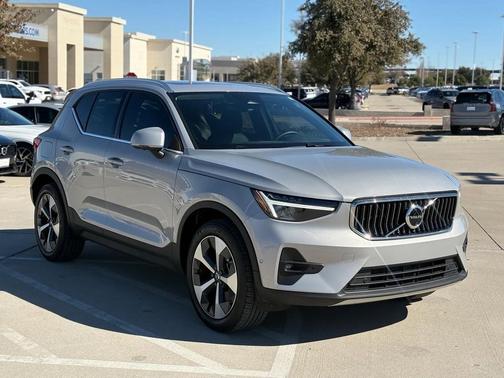 2025 Volvo XC40 B5 Plus Bright Theme