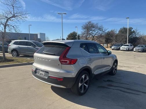 2025 Volvo XC40 B5 Plus Bright Theme